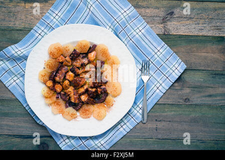 Oktopus galizischer Stil, spanische Tapas-Teller Stockfoto