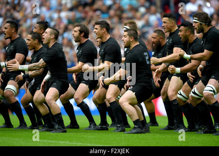 London, UK. 20. Sep, 2015. Neuseeland-Team Gruppe (NZL) Rugby: The New Zealand Team durchführen die "Haka" vor dem Start der Rugby World Cup Pool C-Partie zwischen Argentinien und Neuseeland im Wembley-Stadion in London, Vereinigtes Königreich. © Shinji Akagi/FAR EAST PRESS/AFLO/Alamy Live-Nachrichten Stockfoto