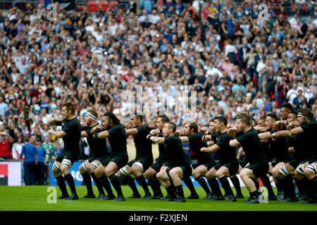 London, UK. 20. Sep, 2015. Neuseeland-Team Gruppe (NZL) Rugby: The New Zealand Team durchführen die "Haka" vor dem Start der Rugby World Cup Pool C-Partie zwischen Argentinien und Neuseeland im Wembley-Stadion in London, Vereinigtes Königreich. © Shinji Akagi/FAR EAST PRESS/AFLO/Alamy Live-Nachrichten Stockfoto