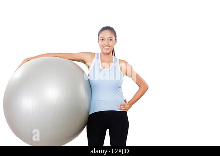 1 indische Erwachsene Frau hält Gymnastikball Fitness Stockfoto