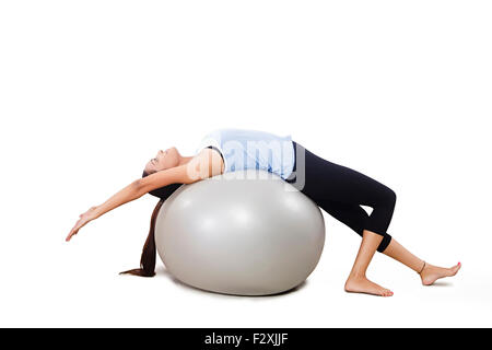 1 Erwachsenen Indianerin Fitness Gym Ball-Stretching Stockfoto