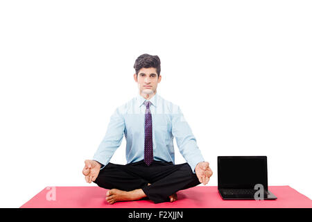 1 indische Business Mann Yoga Padmasana Stockfoto