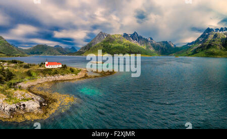 Sildpollnes Kirche auf Lofoten in Norwegen, aerial panorama Stockfoto