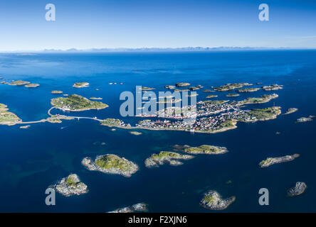 Schöne Antenne Panorama von Henningsvær, malerischen Fischerdorf auf den Lofoten Inseln, Norwegen Stockfoto