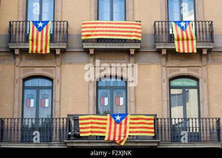 Spanische Fahnen von Juliette Balcony auf Häuser in Barcelona Spanien Stockfoto