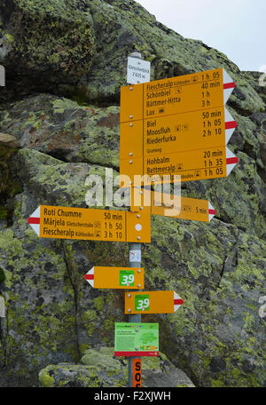 Mountain Trail Zeichen in der Nähe von Bettmerhorn, Wallis, Schweiz Stockfoto