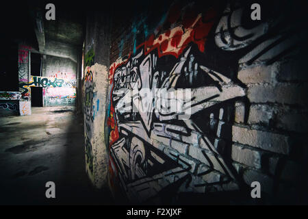 Graffiti in einer verlassenen Bankrott Fabrik in Düsseldorf, Deutschland Stockfoto