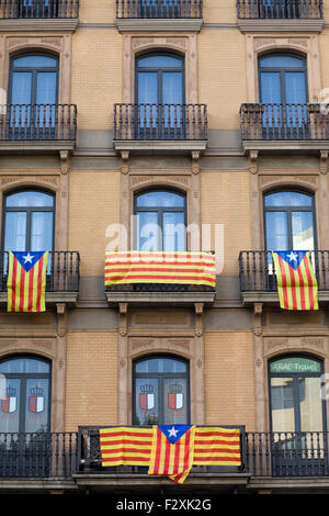 Spanische Fahnen von Juliette Balcony auf Häuser in Barcelona Spanien Stockfoto