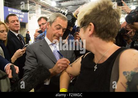 Doncaster, South Yorkshire, UK. 25. September 2015. Nigel Farage unterzeichnet den Arm von einem Lüfter an der ukip nationale Konferenz in Doncaster South Yorkshire, UK. 25. September 2015. Die ukip leader Farage heute erklärt, dass er die EU-Referendum Schlacht vor seiner Partei Prioritäten zu setzen. Credit: Ian hinchliffe/alamy leben Nachrichten Stockfoto