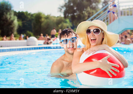 Schöne junge Paare, die Spaß außerhalb im Schwimmbad Stockfoto