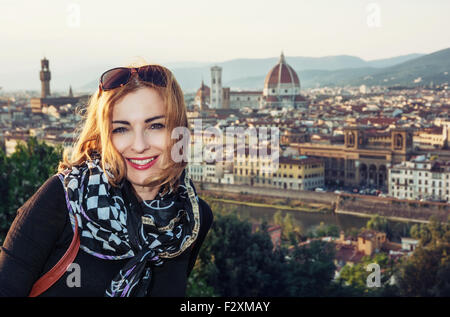 Schöne kaukasischen Frau mit Blick auf die Stadt Florenz von Piazzale Michelangelo, Toskana, Italien. Stockfoto