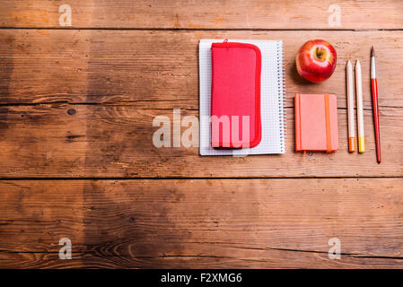 Schreibtisch mit Schulmaterial. Studio auf hölzernen Hintergrund gedreht. Stockfoto