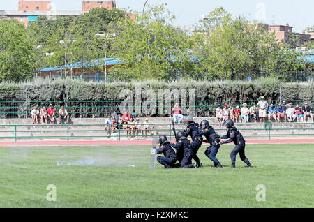 ALCALA DE HENARES, Spanien - 29. August 2015: Unbekannte Gruppe von spanischen Polizisten machen eine Show in Alcalá De Henares. Stockfoto