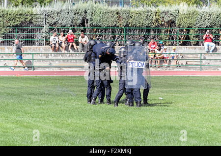 ALCALA DE HENARES, Spanien - 29. August 2015: Unbekannte Gruppe von spanischen Polizisten machen eine Show in Alcalá De Henares. Stockfoto