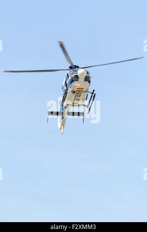 ALCALA DE HENARES, Spanien - 29. August 2015: Hubschrauber, der spanischen Polizei landet nach ihrer Fallschirmspringer gesprungen worden sind, Stockfoto