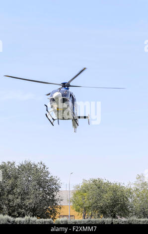 ALCALA DE HENARES, Spanien - 29. August 2015: Hubschrauber, der spanischen Polizei landet nach ihrer Fallschirmspringer gesprungen worden sind, Stockfoto