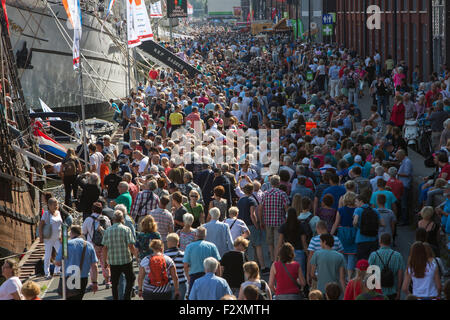 Menschenmassen Sail 2015 in die Ij-Hafen in Amsterdam zu besuchen. Stockfoto