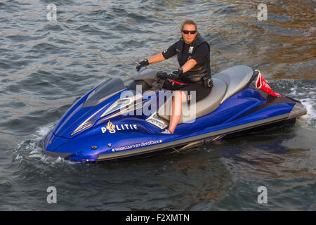 Boote auf die Amsterdamer Grachten während der 5 jährliche Schifffahrt im Jahr 2015. Stockfoto