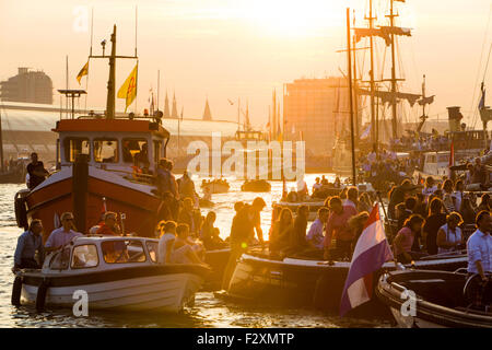 Boote auf die Amsterdamer Grachten während der 5 jährliche Schifffahrt im Jahr 2015. Stockfoto