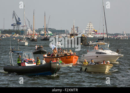 Boote auf die Amsterdamer Grachten während der 5 jährliche Schifffahrt im Jahr 2015. Stockfoto