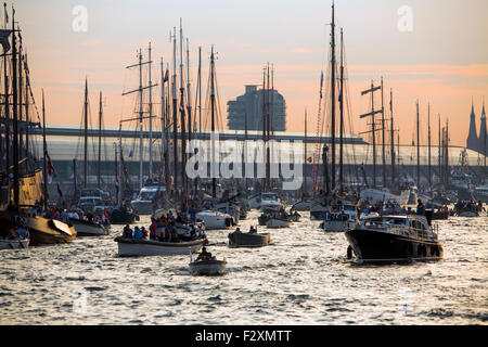 Boote auf die Amsterdamer Grachten während der 5 jährliche Schifffahrt im Jahr 2015. Stockfoto