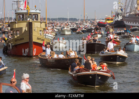 Boote auf die Amsterdamer Grachten während der 5 jährliche Schifffahrt im Jahr 2015. Stockfoto