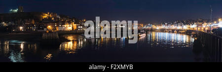 Bunte Lichter aus alten Whitby reflektiert im historischen Hafen, North Yorkshire Coast, England, UK Stockfoto