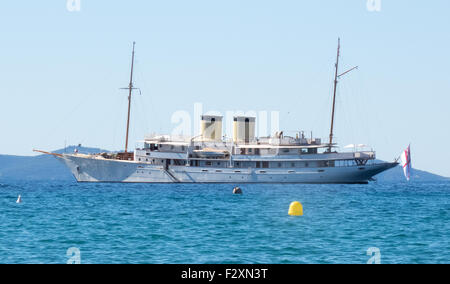 Der Custom Motor yacht "TALITHA" vor Anker im Süden von Frankreich Stockfoto