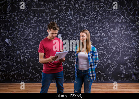 Schönen jungen Studenten vor große Tafel Stockfoto