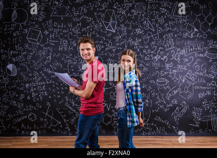 Schönen jungen Studenten vor große Tafel Stockfoto