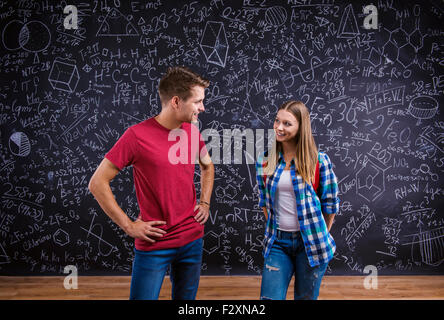 Schönen jungen Studenten vor große Tafel Stockfoto