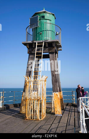 Über das grüne Licht Navigations Hilfe am Pier West, Whitby, Yorkshire, England Stockfoto