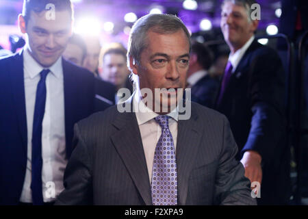 Doncaster, South Yorkshire, UK. 25. September 2015. Die ukip leader Nigel Farage, um das Zimmer zu stürmischen Beifall verlässt nach seiner Rede bei der ukip nationale Konferenz in Doncaster South Yorkshire, UK. 25. September 2015. farage heute erklärt, dass er die EU-Referendum Schlacht vor seiner Partei Prioritäten zu setzen. Credit: Ian hinchliffe/alamy leben Nachrichten Stockfoto