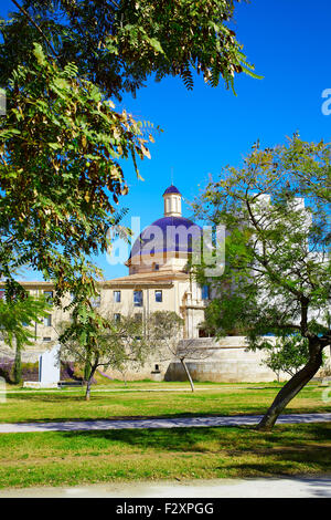 Valencia Turia Flusspark mit San Pio V Museum Dom im Hintergrund in Spanien Stockfoto