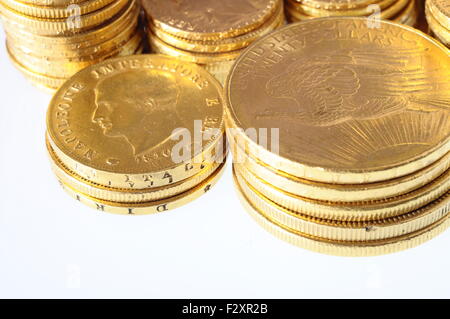 Nahaufnahme einer Aktie der französischen und amerikanischen Goldmünzen Stockfoto