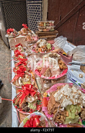 Verkaufsstand mit Geschenkverpackung Nougat in der alten Medina von Fez, Marokko Stockfoto