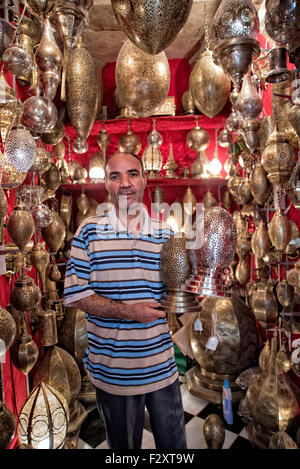 Geschäft mit Messing-Lampen in Medina von Fes Stockfoto