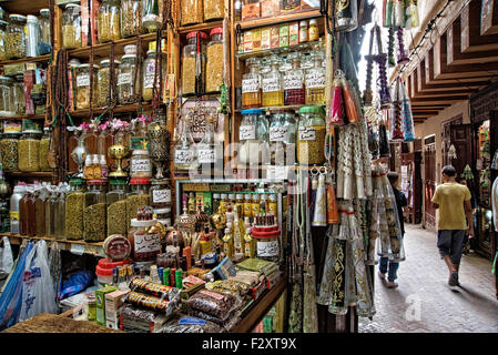 Parfüm- und Gewürzgeschäft in Fez Medina, Marokko Stockfoto