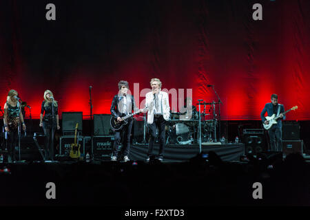 Rod Stewart und Ronnie Wood an die Gesichter auf der Bühne im Hurtwood Park Poloclub für die 40-Jahr-Reunion-Konzert von The Faces. Stockfoto