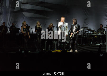 Rod Stewart und Ronnie Wood an die Gesichter auf der Bühne im Hurtwood Park Poloclub für die 40-Jahr-Reunion-Konzert von The Faces. Stockfoto