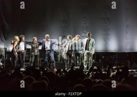 Rod Stewart und Ronnie Wood an die Gesichter auf der Bühne im Hurtwood Park Poloclub für die 40-Jahr-Reunion-Konzert von The Faces. Stockfoto