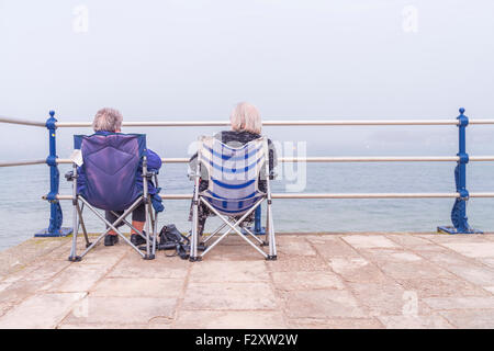 Zwei Dame Sitz direkt am Meer Stockfoto