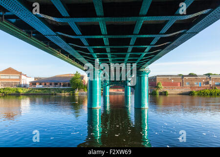 Unter einer Stahlbrücke. Lady Bay Bridge, überqueren den Fluss Trent, Nottingham, England, UK Stockfoto