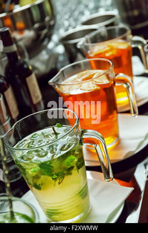 Kannen gefüllt mit Aperitif bereit, in Gläser füllen, in eine Geburtstagsparty zu gießen. Stockfoto