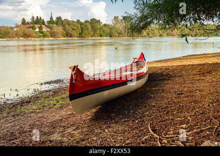 Rote Kanu am Strand am Fluss Donau, Ungarn Stockfoto