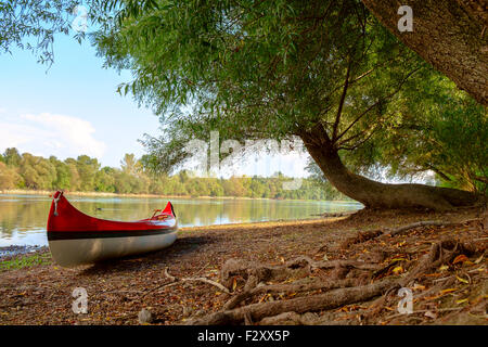 Rote Kanu am Strand am Fluss Donau, Ungarn Stockfoto