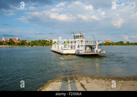 Fähre auf der Donau, Vac, Ungarn Stockfoto