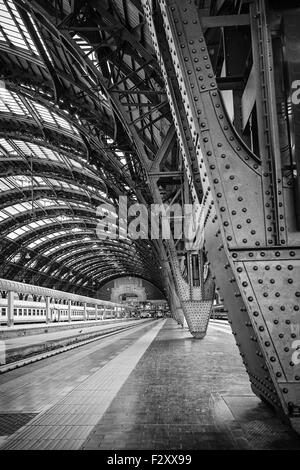 Mailand, Italien - 26. August 2013: Eine Plattform der Central Station, mit der Wiederaufnahme des Passagiers dock am Abend. Stockfoto