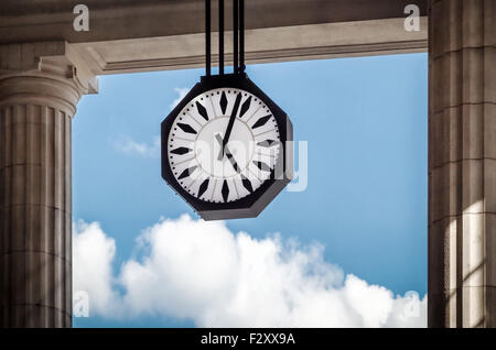 Die Uhr der Hauptbahnhof in Mailand, Italien, steht zwischen den Säulen des Portals vor der Lobby. Stockfoto