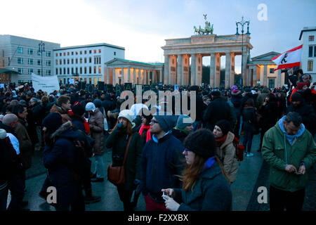 Demonstration - Trauerbekundungen Und Kondolenzbotschaften Vor der Franzoesischen Beschaffenheit Nach Den Terroranschlaegen von Paris Stockfoto